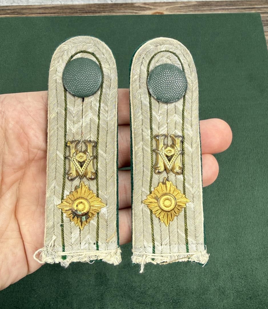 WW2 German Heer Administrative Shoulder Boards: Beamter auf Kriegsdauer. Nice original Set