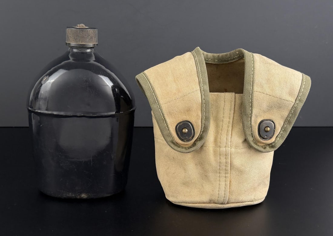 WW2 USMC Marine Corps Black Enamel Canteen (1 of 4)