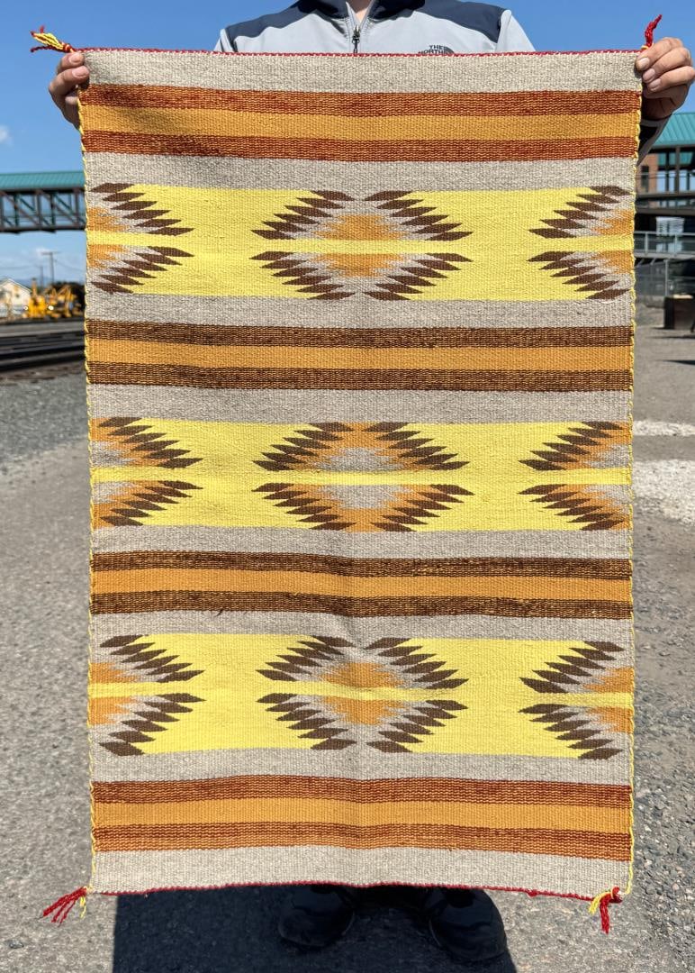 Navajo Indian Chinle Serrated Diamond Rug: 25 1/2" by 38"
