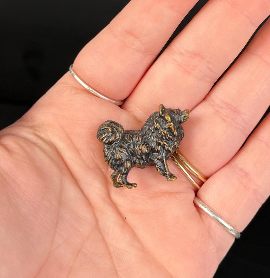 Vienna Bronze Samoyed Spitz Dog: 1 1/8" by 3/4" by 3/8"