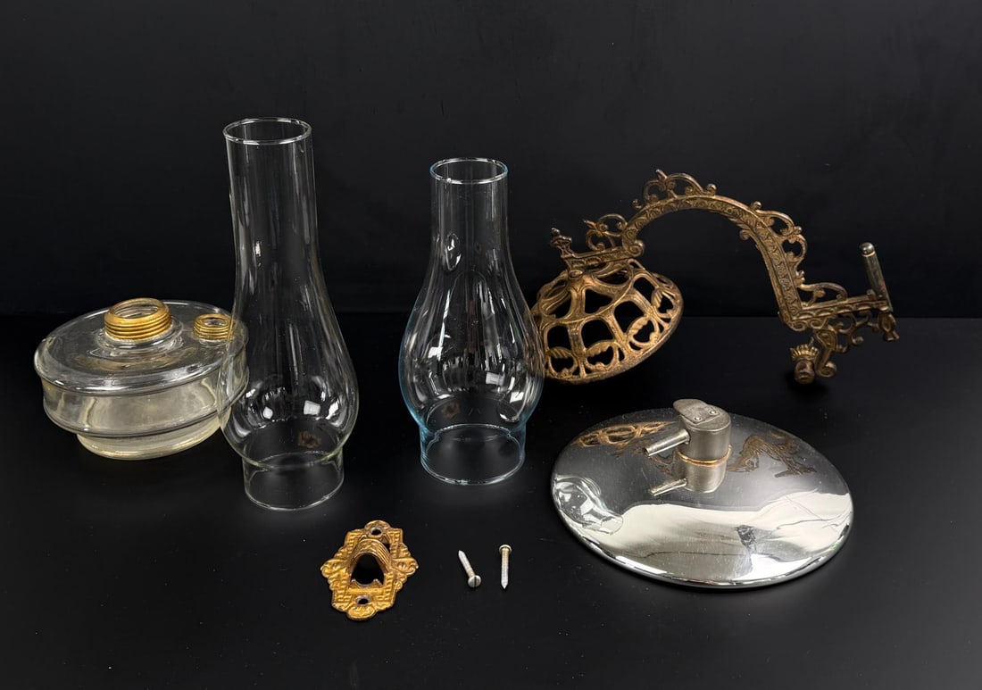 Victorian Kerosene Bracket Lamp (1 of 5)