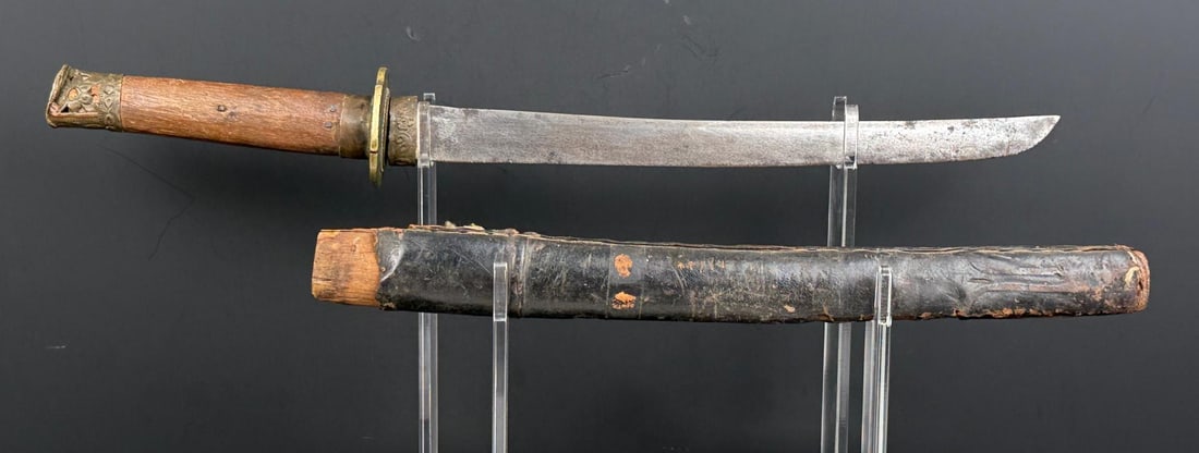 Antique Chinese Samurai Style Tanto Sword: 19 5/8" long with handle.