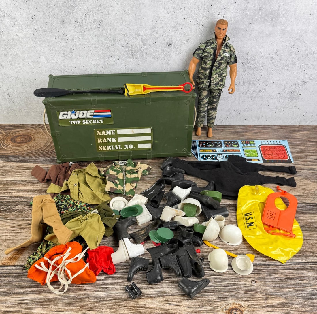 Hasbro GI Joe Action Figure Set: Includes clothing and accessories.