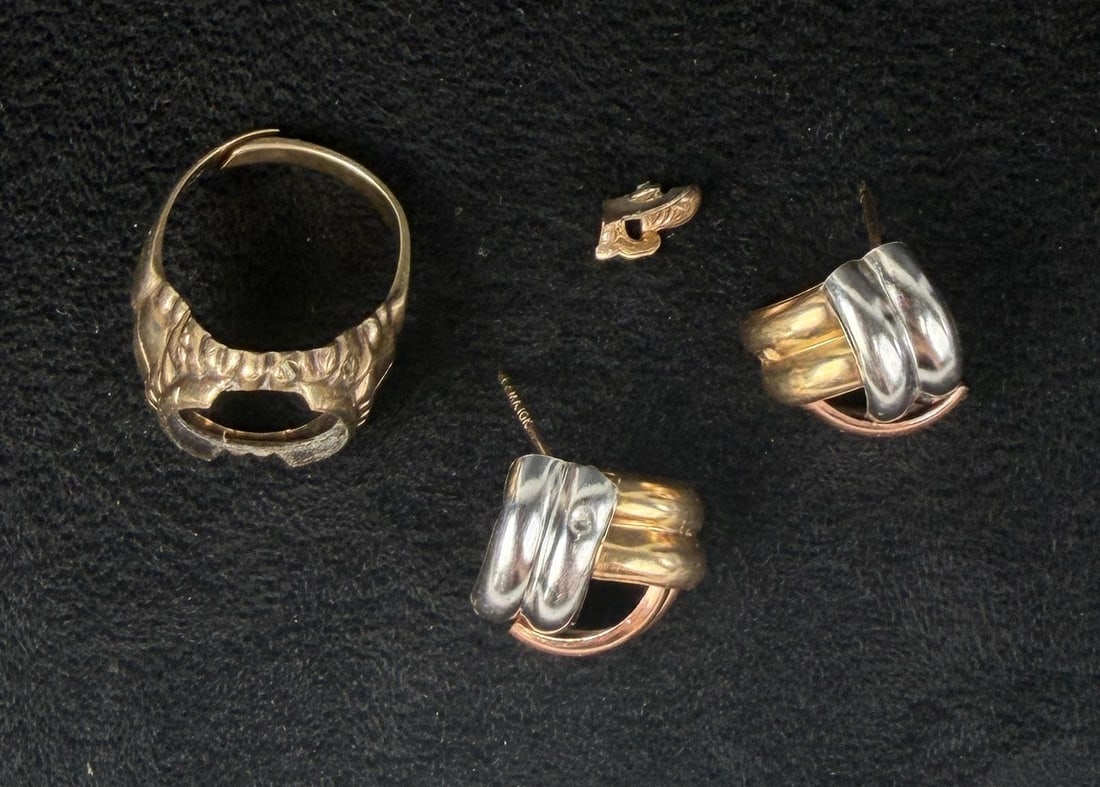 Collection of 10K Gold Jewelry: 5.54 grams. Lot requires payment via non credit card only.