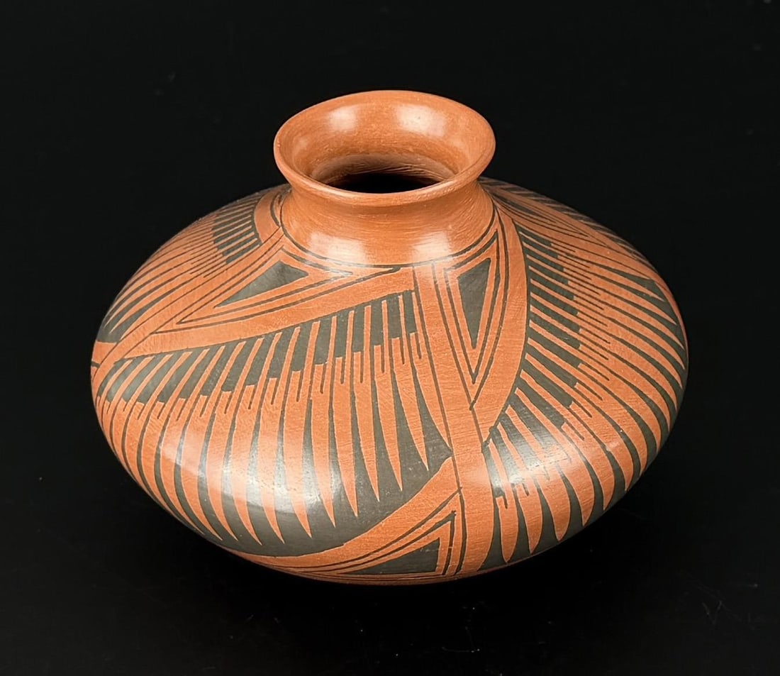 Mata Ortiz Pottery Jar Pot: 5" by 5" by 3 7/8". Provenance: Heard Museum, Phoenix, Arizona.