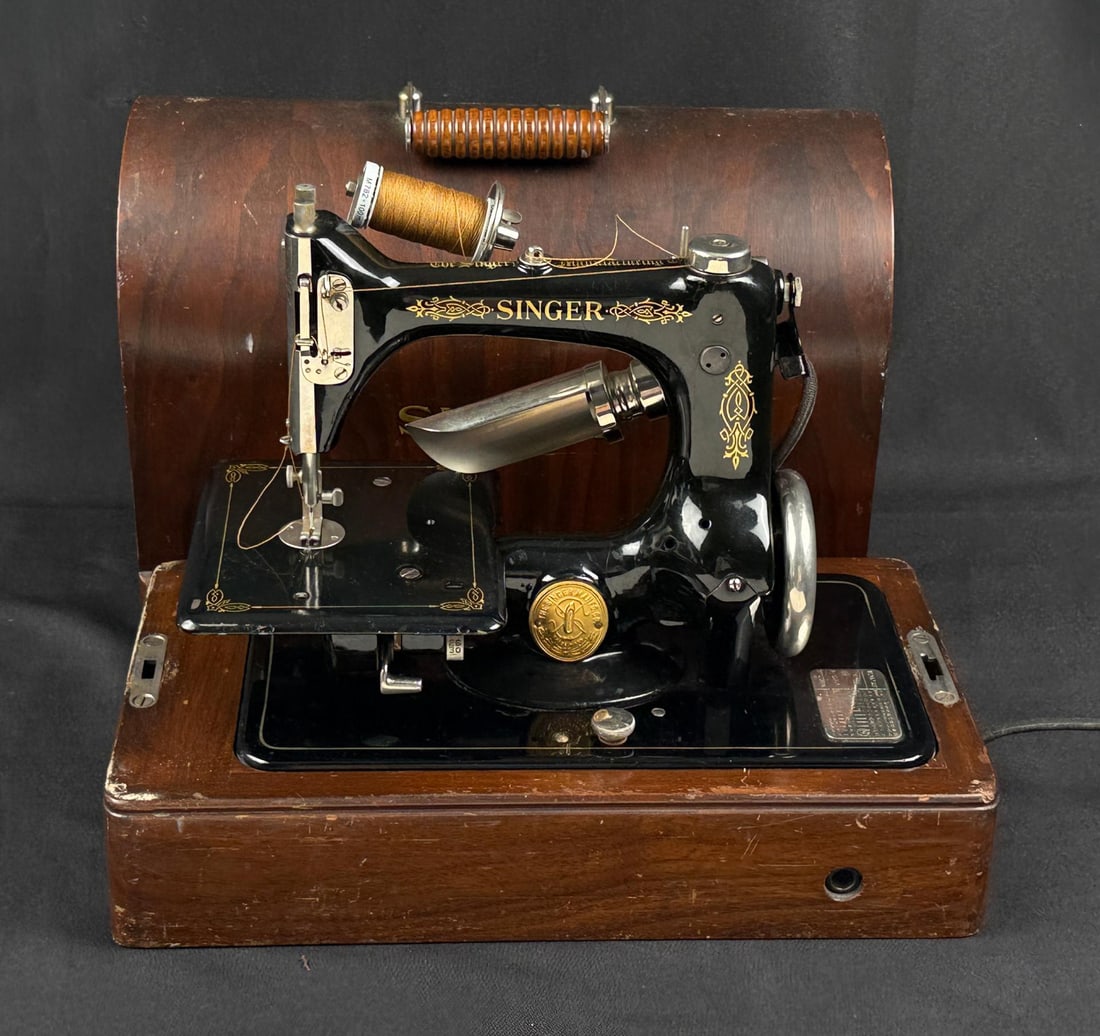 Singer Model 24-62 Sewing Machine: Untested.