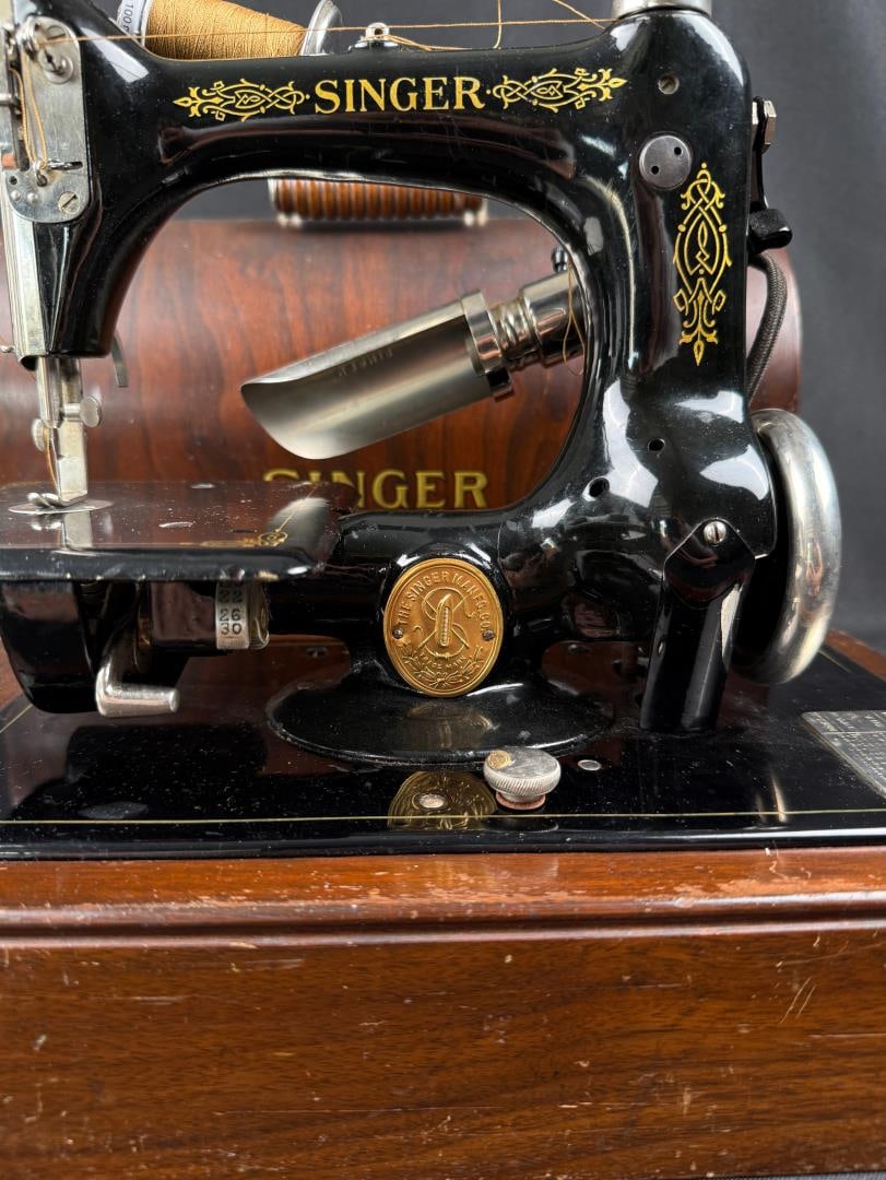Singer Model 24-62 Sewing Machine - 4