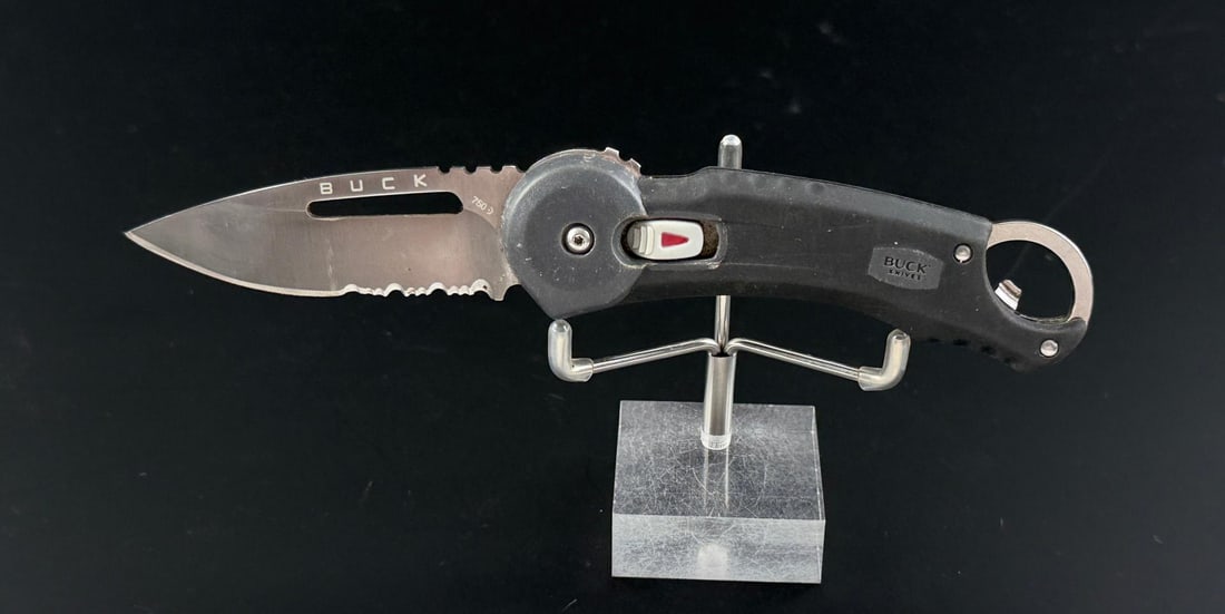 Buck 750 Redpoint Pocket Knife: 4 1/4" long closed.