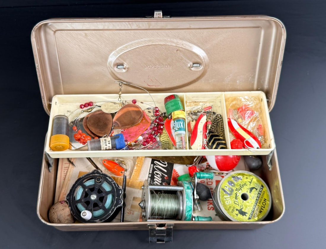 Vintage Fishing Tackle Box and Contents: Nice grouping