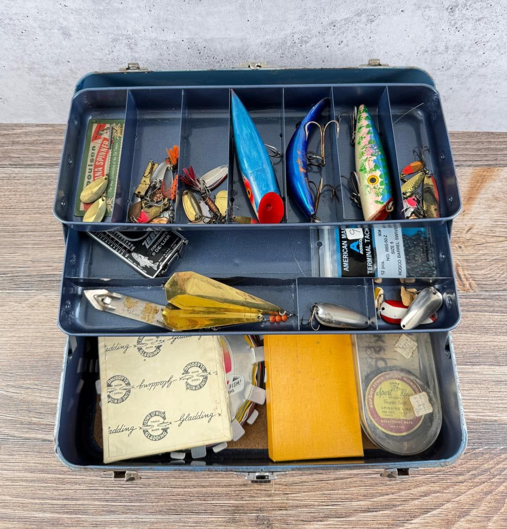 Vintage Fishing Tackle Box and Contents: Nice grouping
