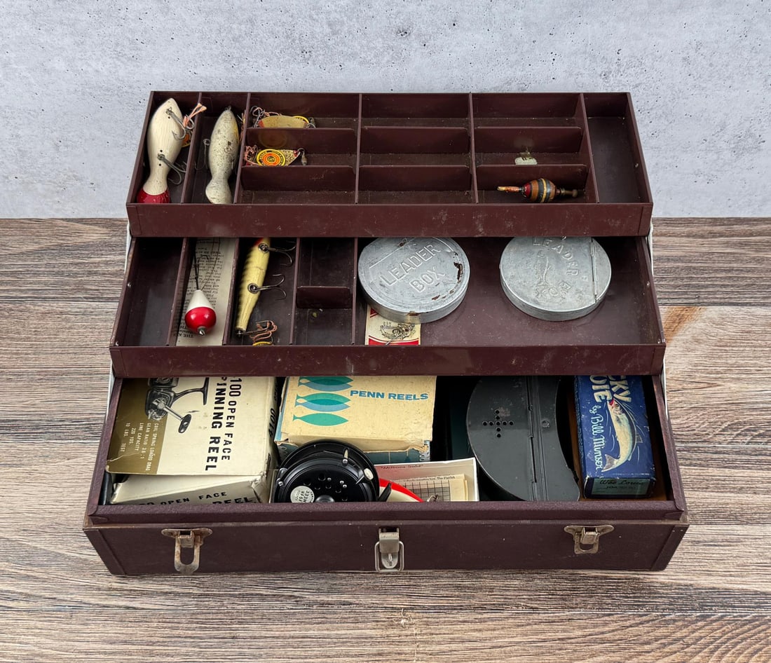 Vintage Fishing Tackle Box and Contents: Nice grouping