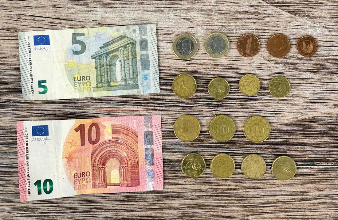 $18 Euros Foreign Money Collection: Nice grouping