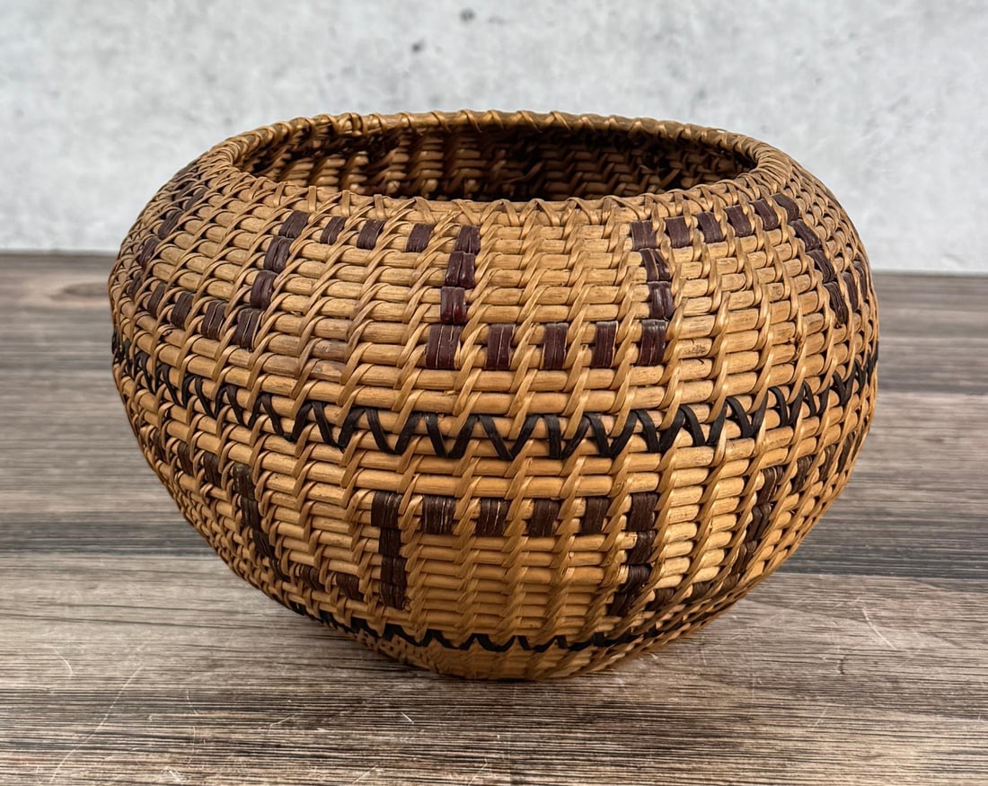 Washoe Native American Indian Basket: 6 3/4" diameter, 4 1/4" tall.
