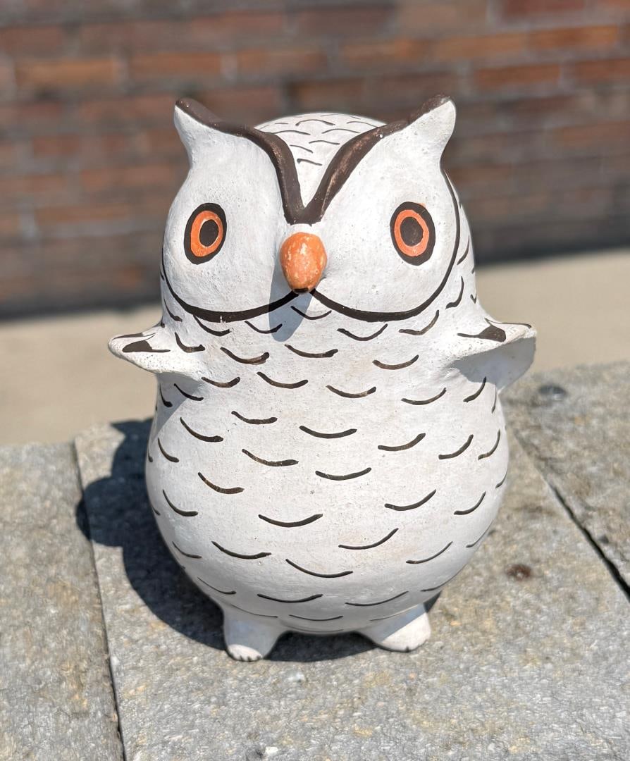 Marie Zieu Chino Acoma Pueblo Pottery Owl: 4 1/2" tall, 3" diameter.