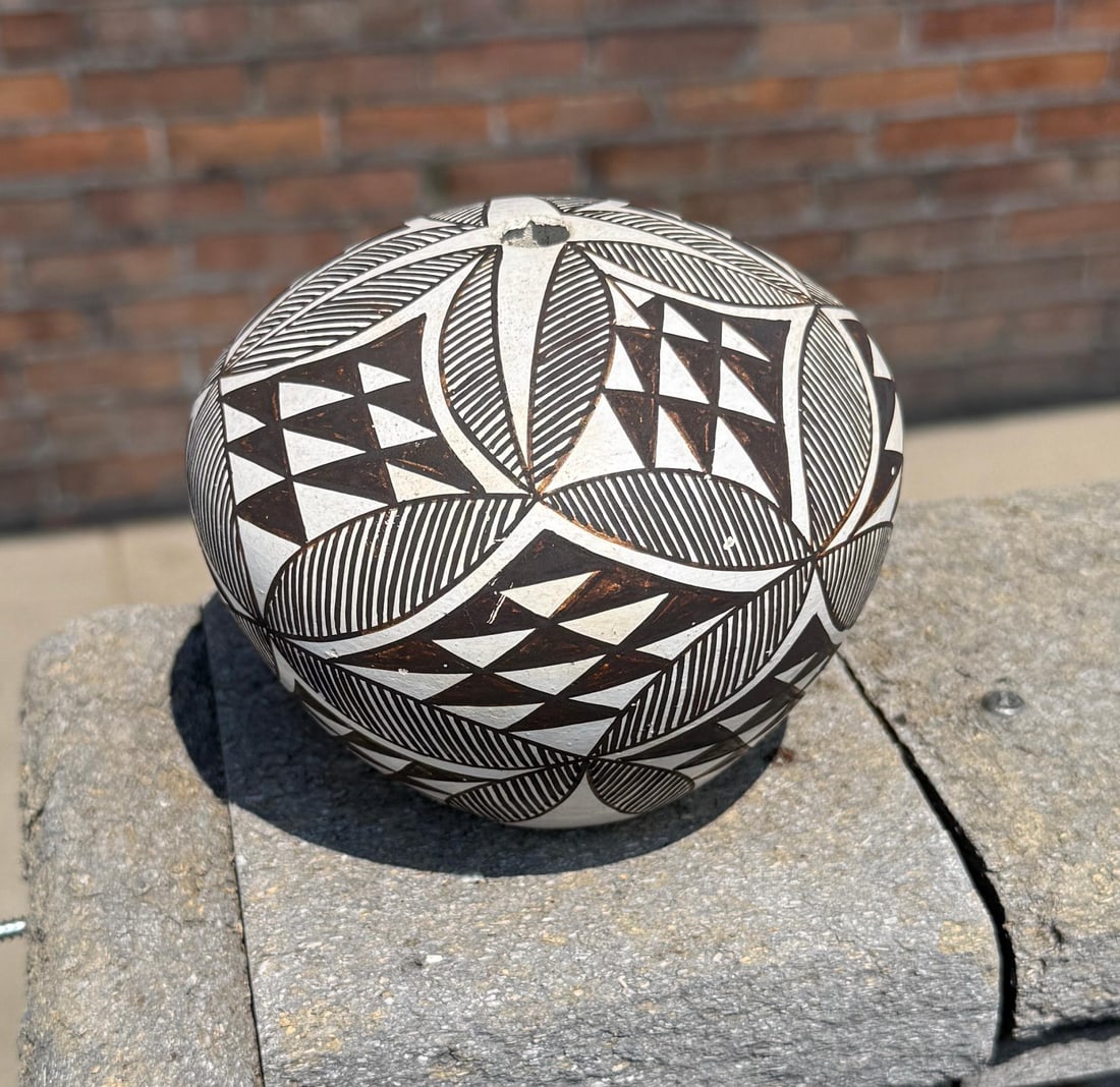 Marie Zieu Chino Acoma Pueblo Seed Pot: 4 1/2" diameter, 4" tall.