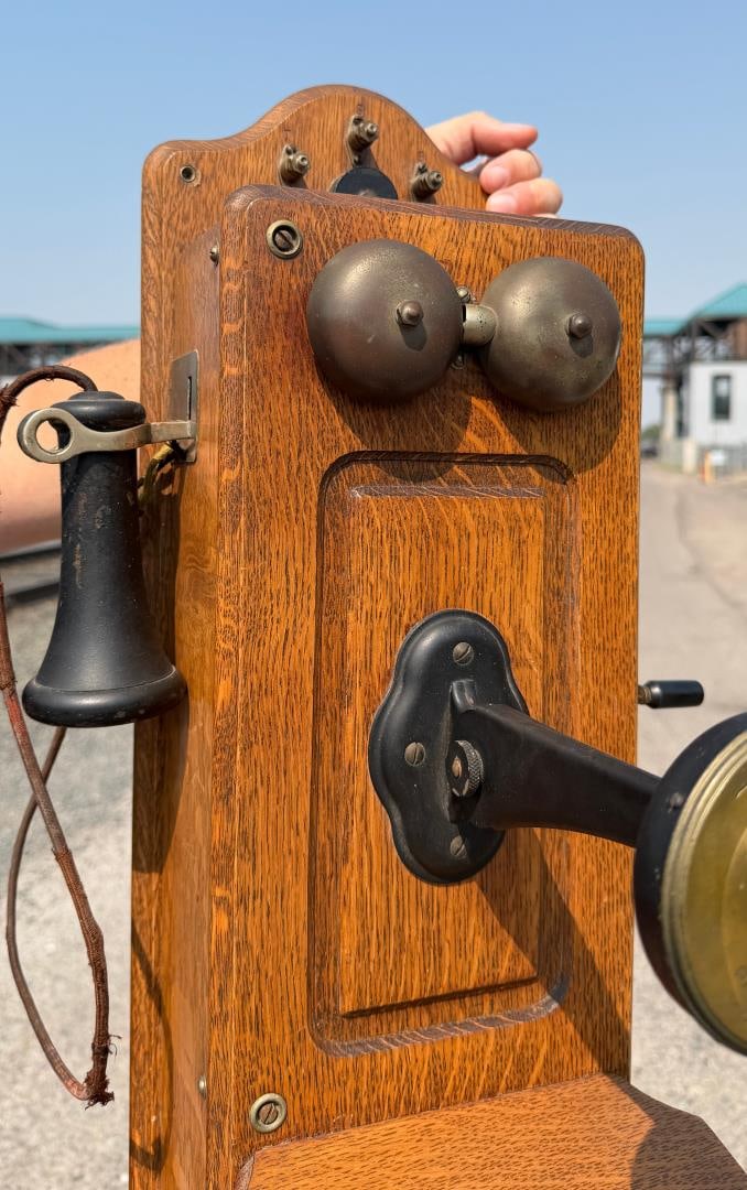 Kellogg Oak Wall Crank Telephone (1 of 20)
