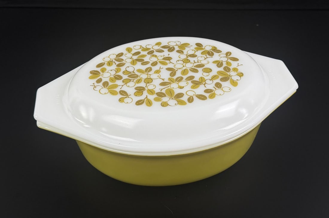 Pyrex 043 Verde Olive Casserole Dish: 1.5 quart, comes with lid.
