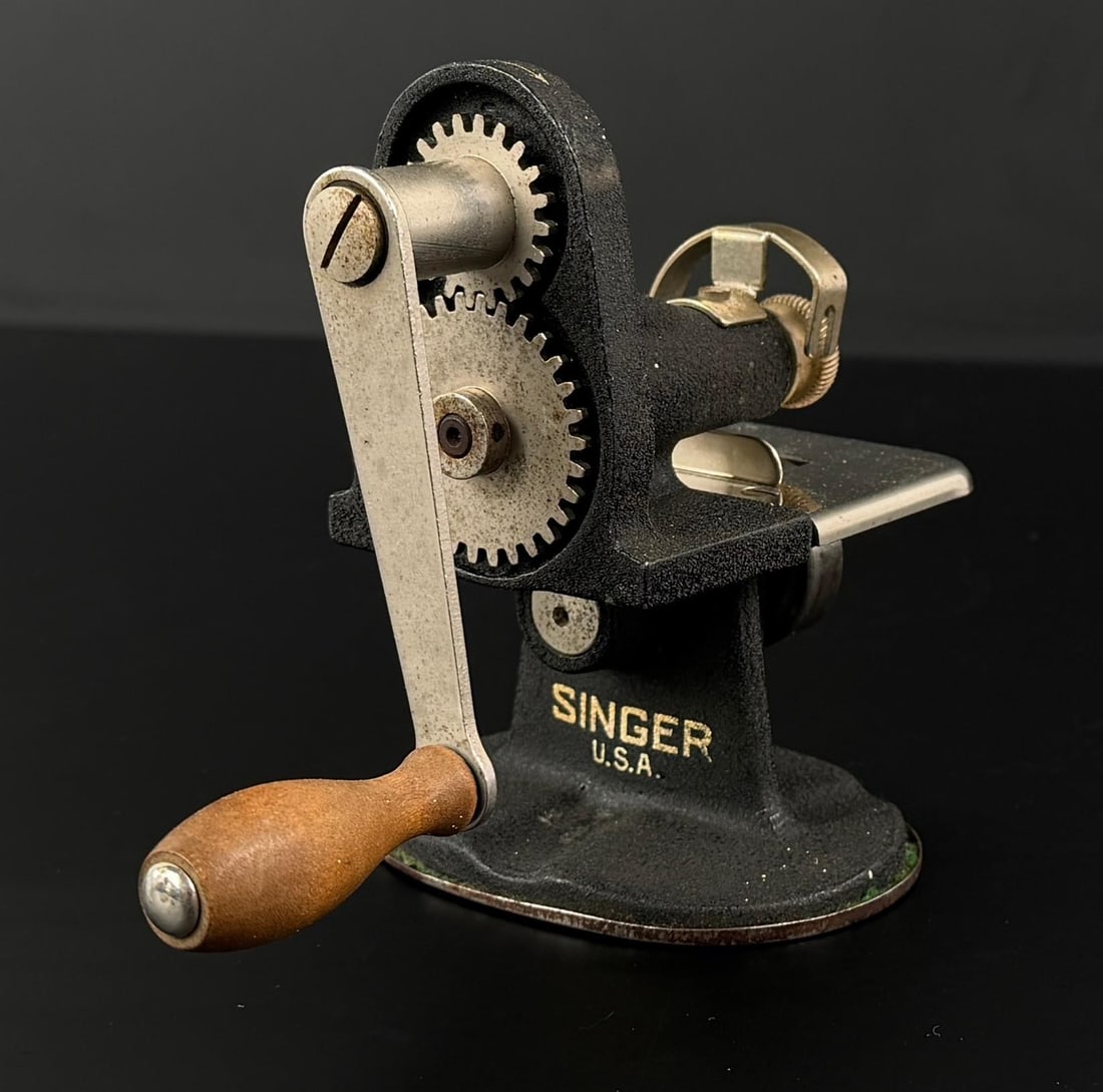 Singer Hand Crank Pinker Pinking Machine (1 of 6)