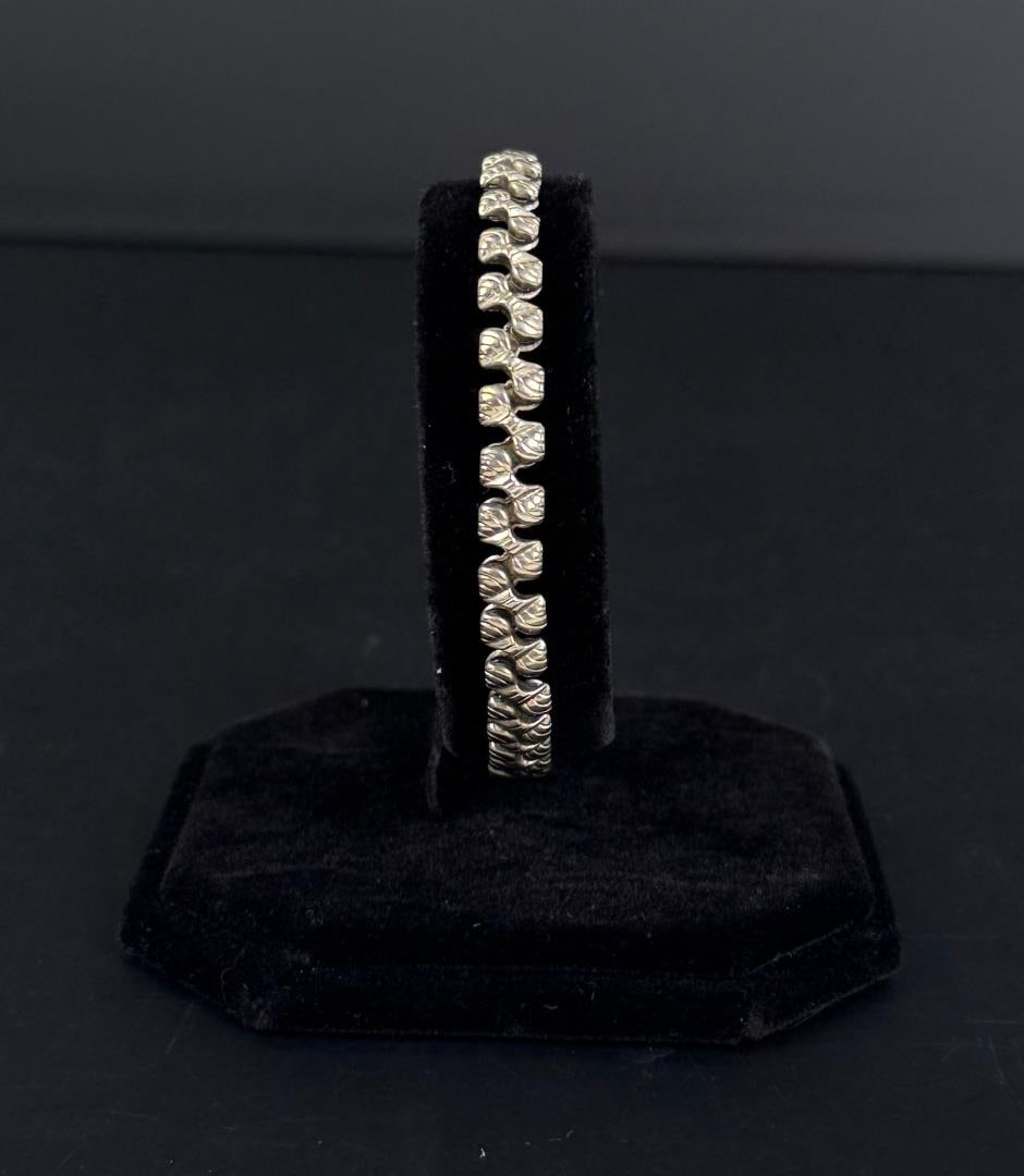Art Deco Benrus 14K Gold Ladies Watch: Not working. 15 Jewels. 27.31 grams total. Lot requires payment via non credit card only.