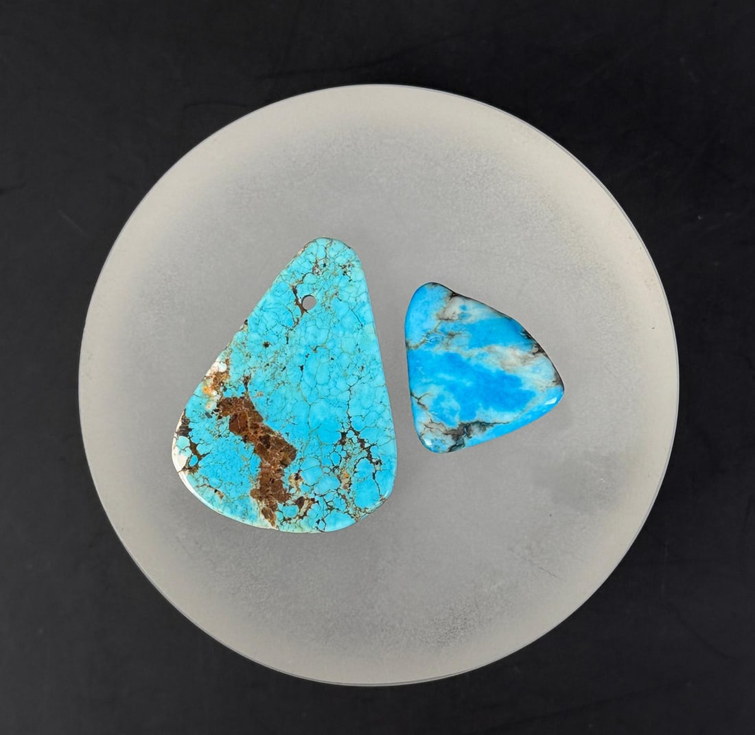 109 Carats of Jewelry Grade Turquoise Howlite: 21.88 grams or 109.4 Carats total. The larger piece measures 1 1/4" by 1 5/8".