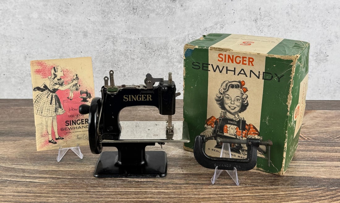 Singer Sewhandy Model 20 Toy Sewing Machine (1 of 12)