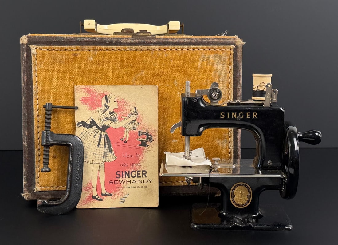 Singer No 20 Sewhandy Toy Sewing Machine (1 of 5)