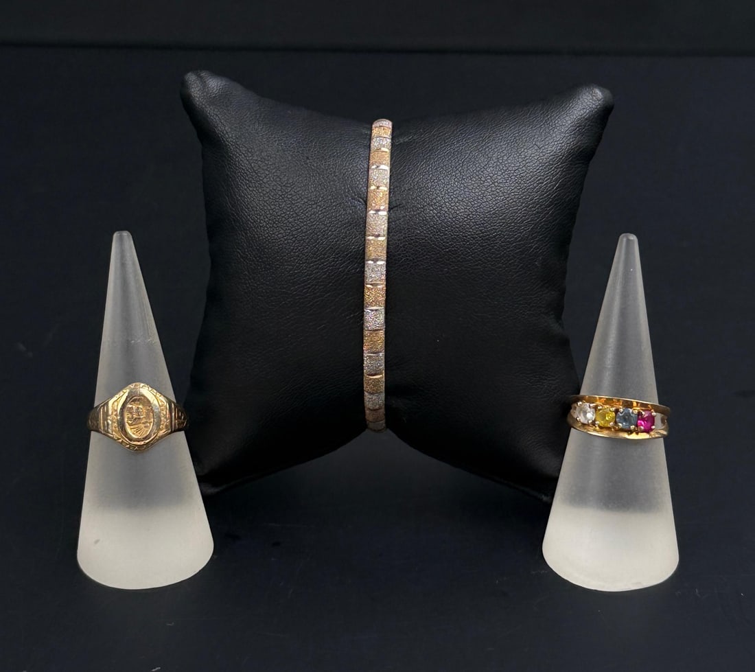 Collection of 10k Gold Jewelry: 10.8 Grams. Lot requires payment via Non Credit Card Only. 10.80 grams total weight.