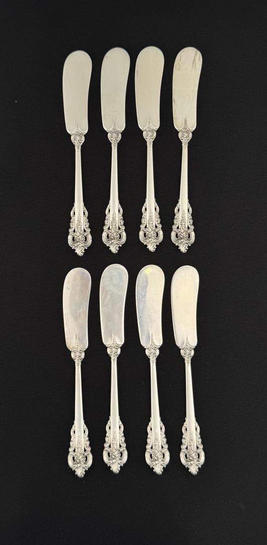 Wallace Grande Baroque Sterling Silver Knives: 8 total ornate butter spreaders in the Grande Baroque Sterling design introduced by Wallace Silversmiths in 1941. 268 grams.