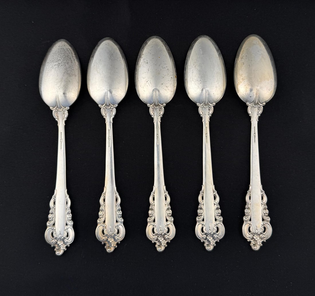 Wallace Sterling Silver Grande Baroque Spoons: 549 grams. Lot requires payment via non credit card only.