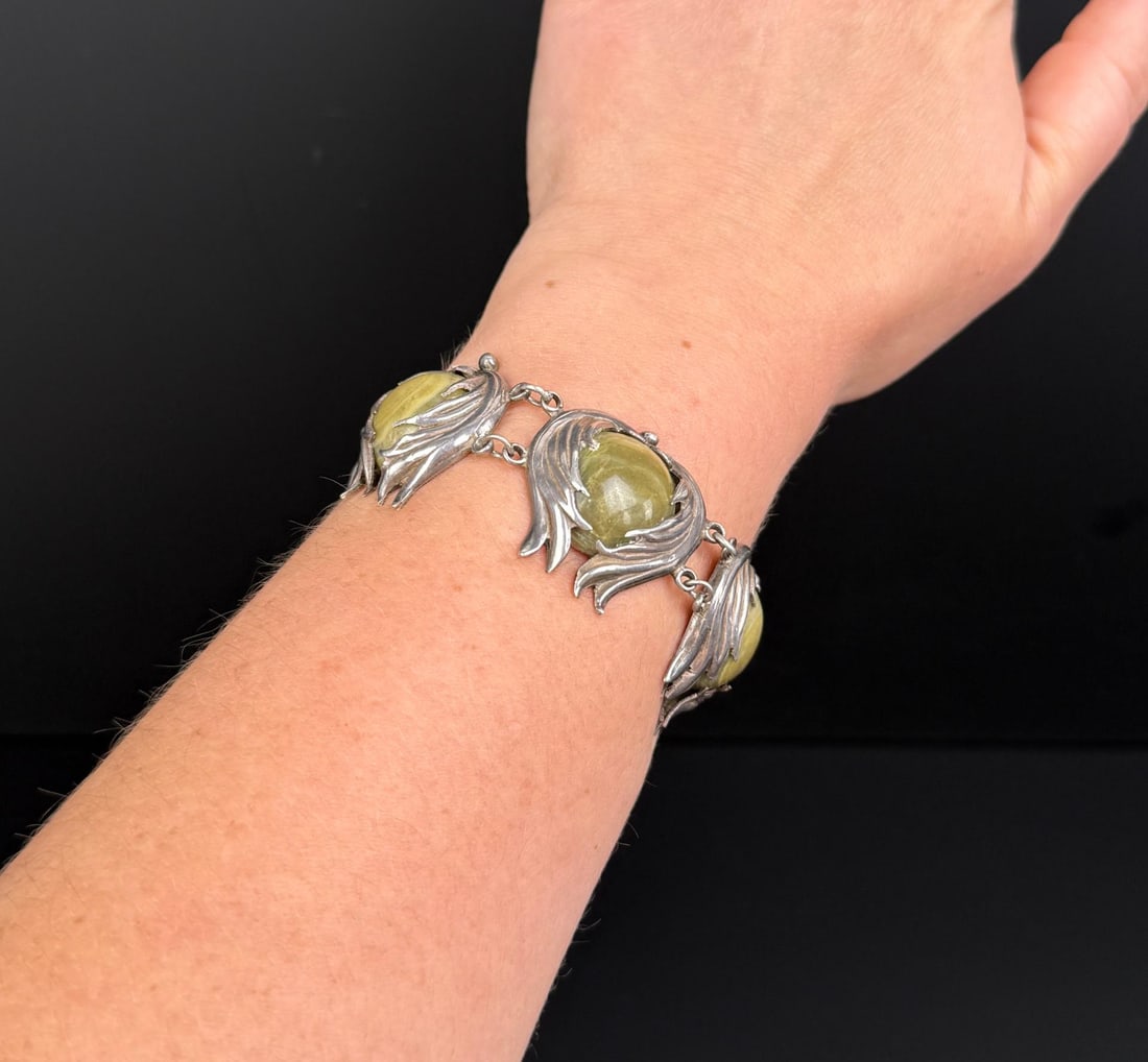 Taxco Mexico Sterling Silver Onyx Bracelet: 58.25 grams. 7" inner circumference.