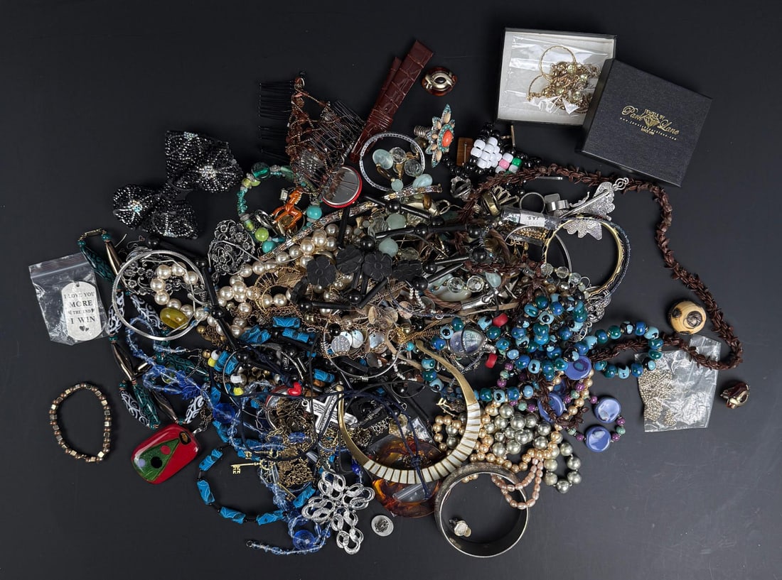 5 Pound Collection of Costume Jewelry: Nice grouping