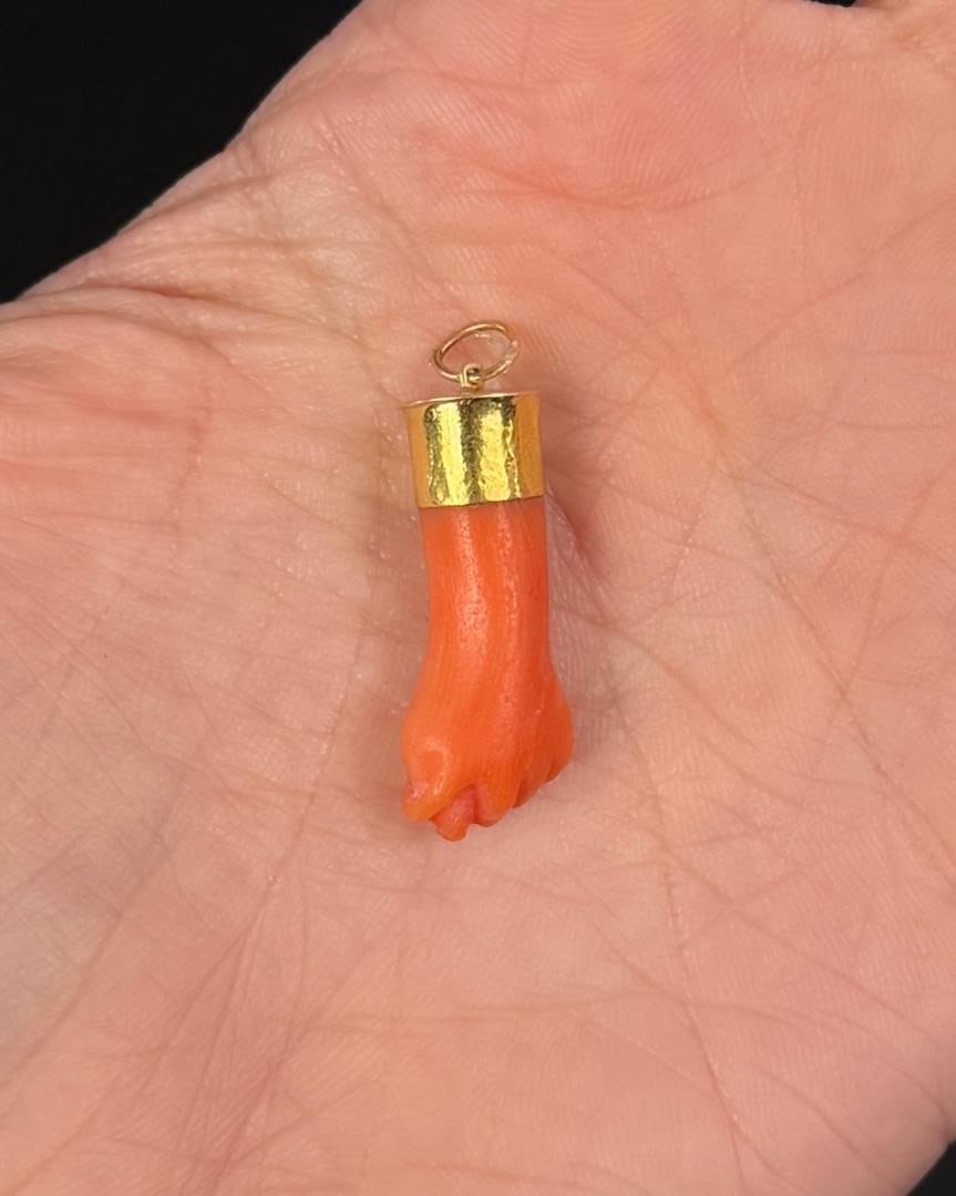 18K Gold Coral Figa Pendant Watch Fob: 1" long. 3.02 grams.