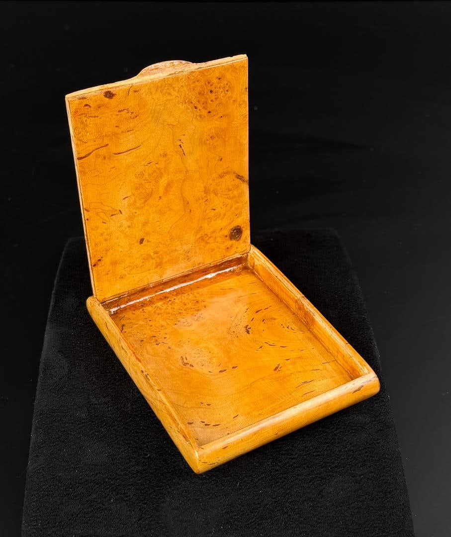 Karelian Birch Snuff Cigarette Box: 4 1/2" by 3 3/8"