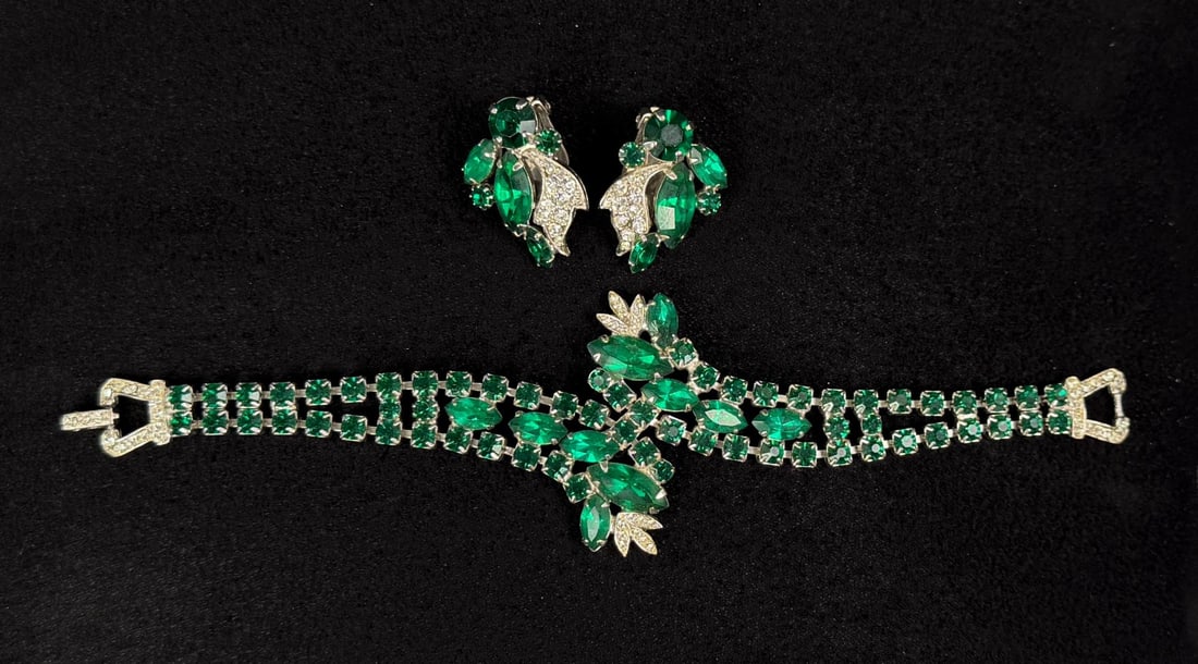 Forest Green Rhinestone Jewelry Suite: Nice grouping