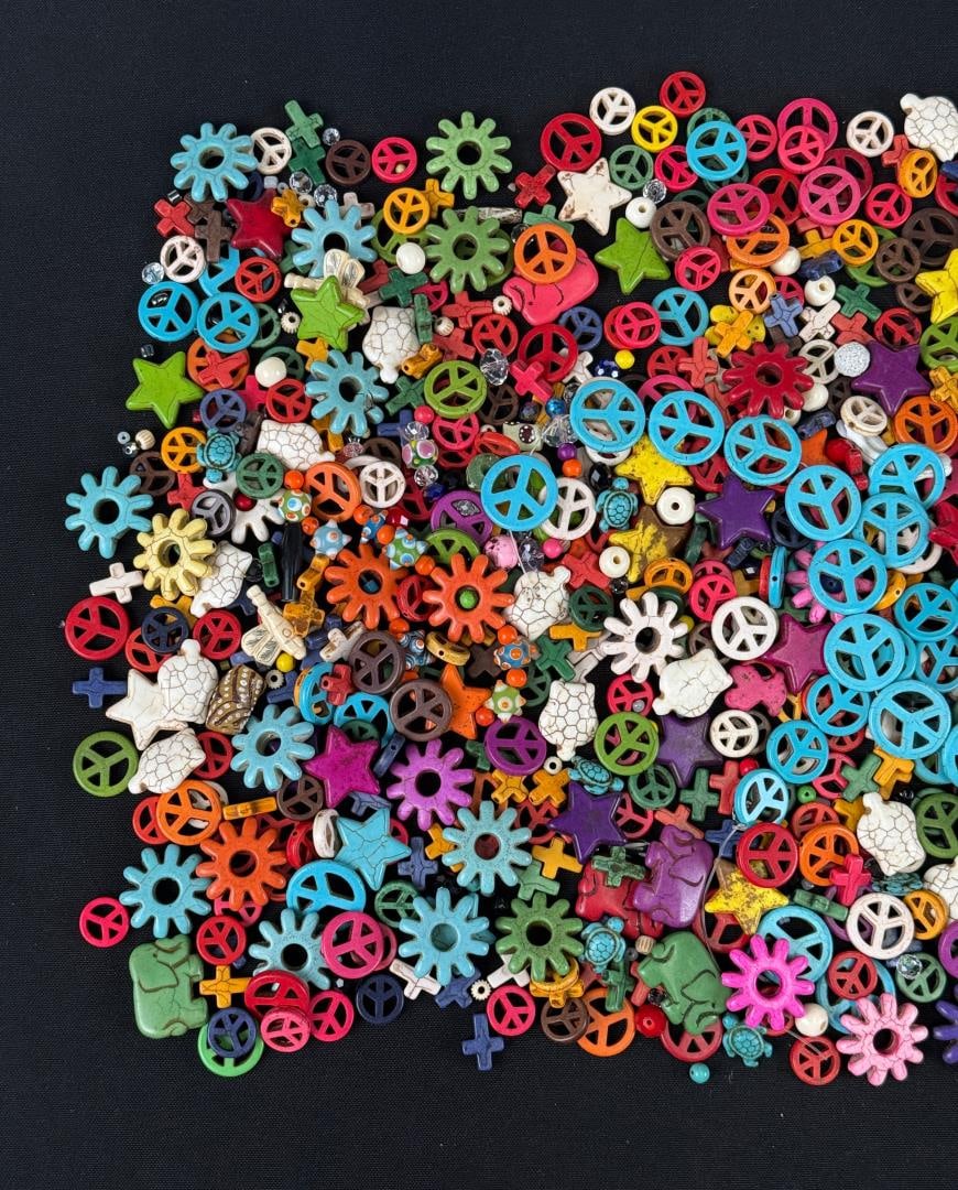 3 Pound Collection of Peace Sign Beads: Nice grouping.