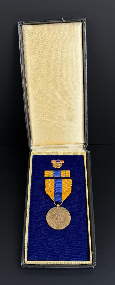 WW2 Selective Service Medal: Nice example, with box.