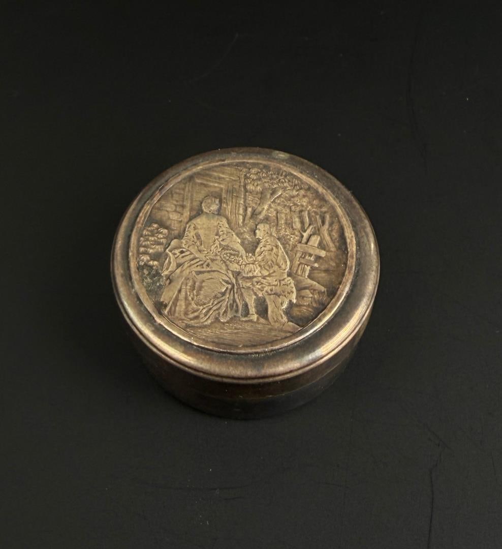 Art Nouveau Snuff Box: 1 1/2" diameter, 5/8" tall.