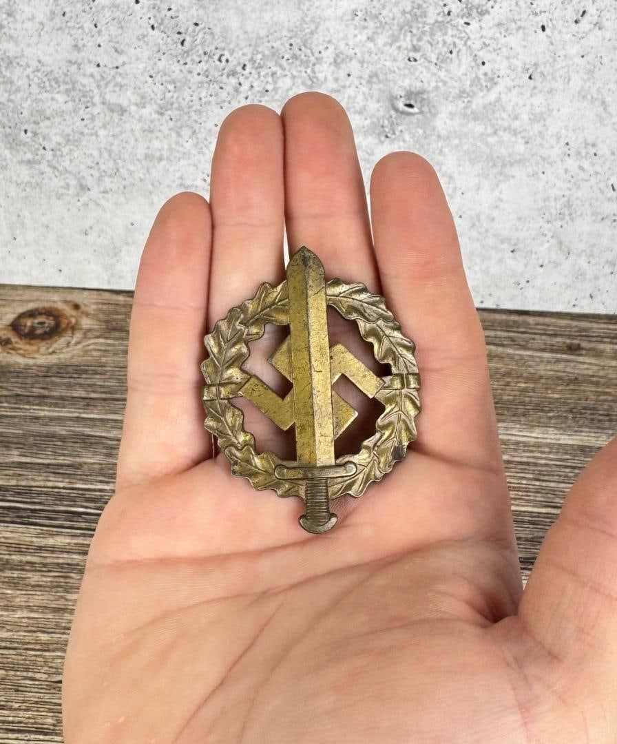 WW2 German SA Bronze Sports Badge: Werner Redo marked.