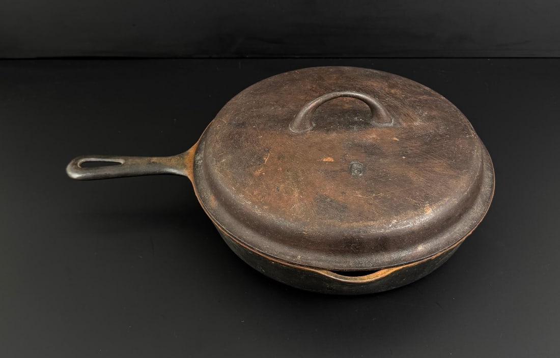 Griswold No 9 Small Logo Cast Iron Skillet: Needs a cleaning. Lid is incorrect.