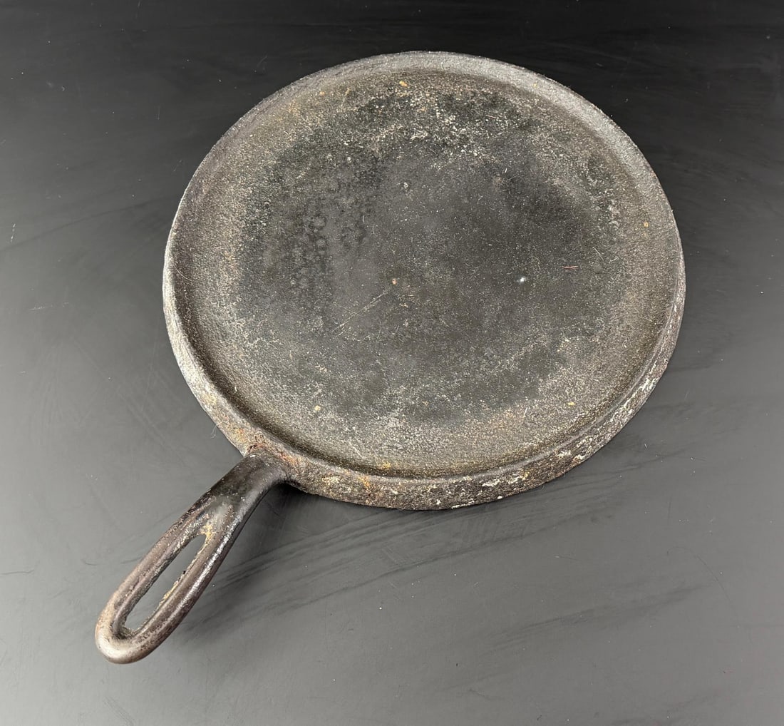 Wagner Arched Logo No 9 Cast Iron Griddle: Would benefit from a cleaning.