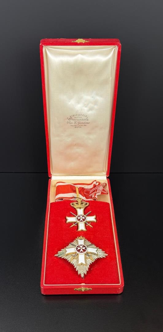 Malta Order Pro Merito Melitensi Medal Set (1 of 12)