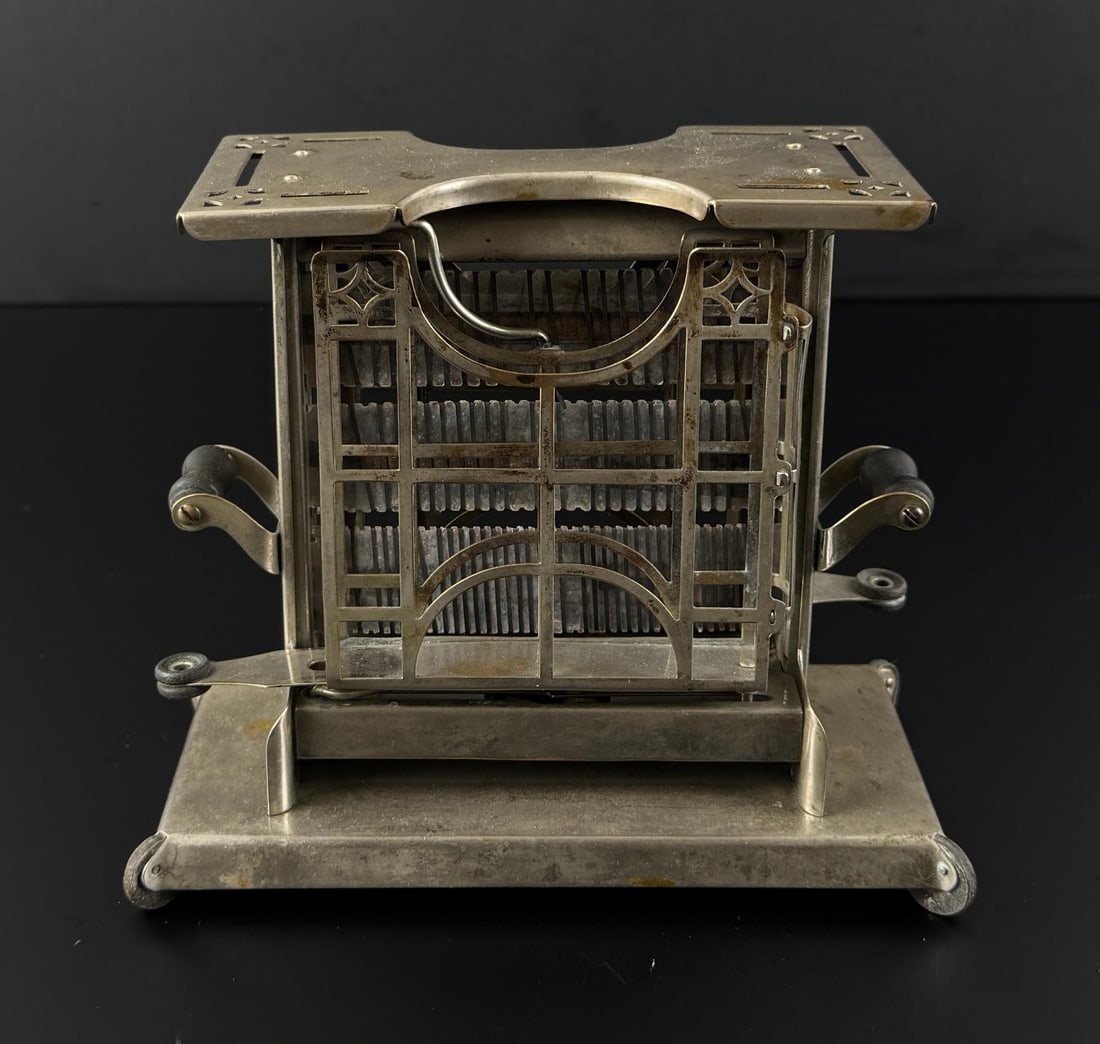 Landers Frary & Clark Universal E947 Toaster: 3 7/8" by 6 1/2" by 7 3/4". Missing cord.