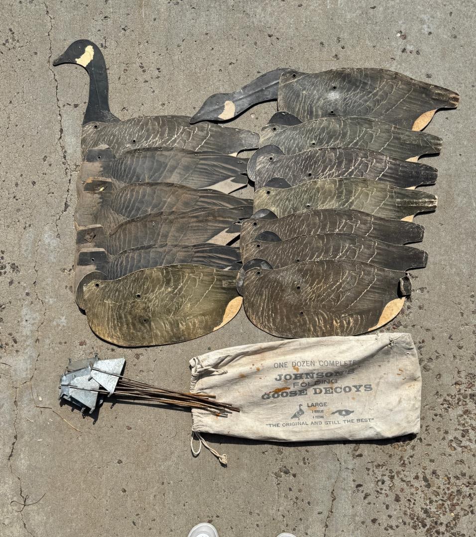 Johnsons Folding Goose Dupe A Goose Decoy Set: Nice set of 12 in bag with stakes.