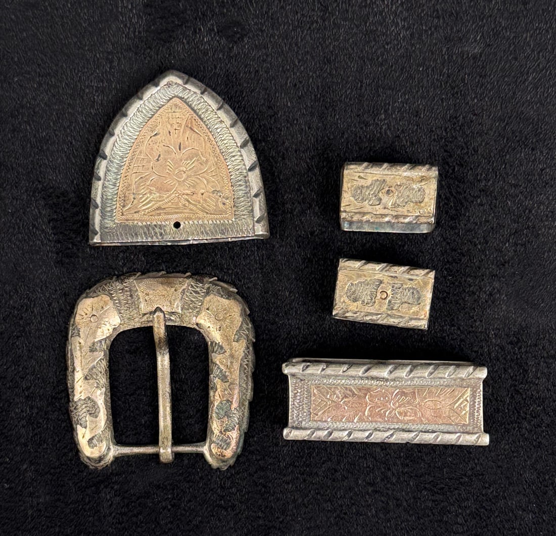 Sterling Silver Cowboy Ranger Belt Buckle Set: 71.40 grams total. Largest piece is 1 1/2" by 1 1/2".