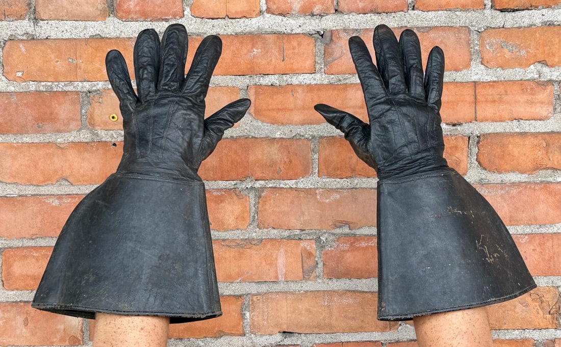 Leather Motorcycle Gauntlet Gloves (1 of 5)