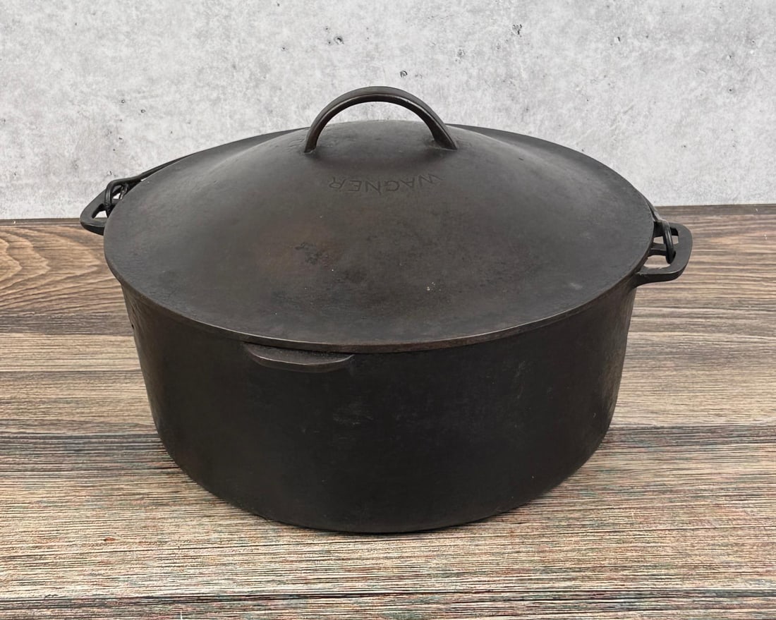 Wagner Ware #10 Cast Iron Dutch Oven Turtle Top: Nice example with lid. Lid is marked Patent Applied for.