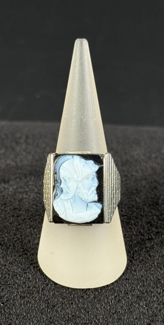 14K White Gold Mens Sardonyx Cameo Ring: 12.40 grams. Size 11. Lot requires payment via non credit card only.