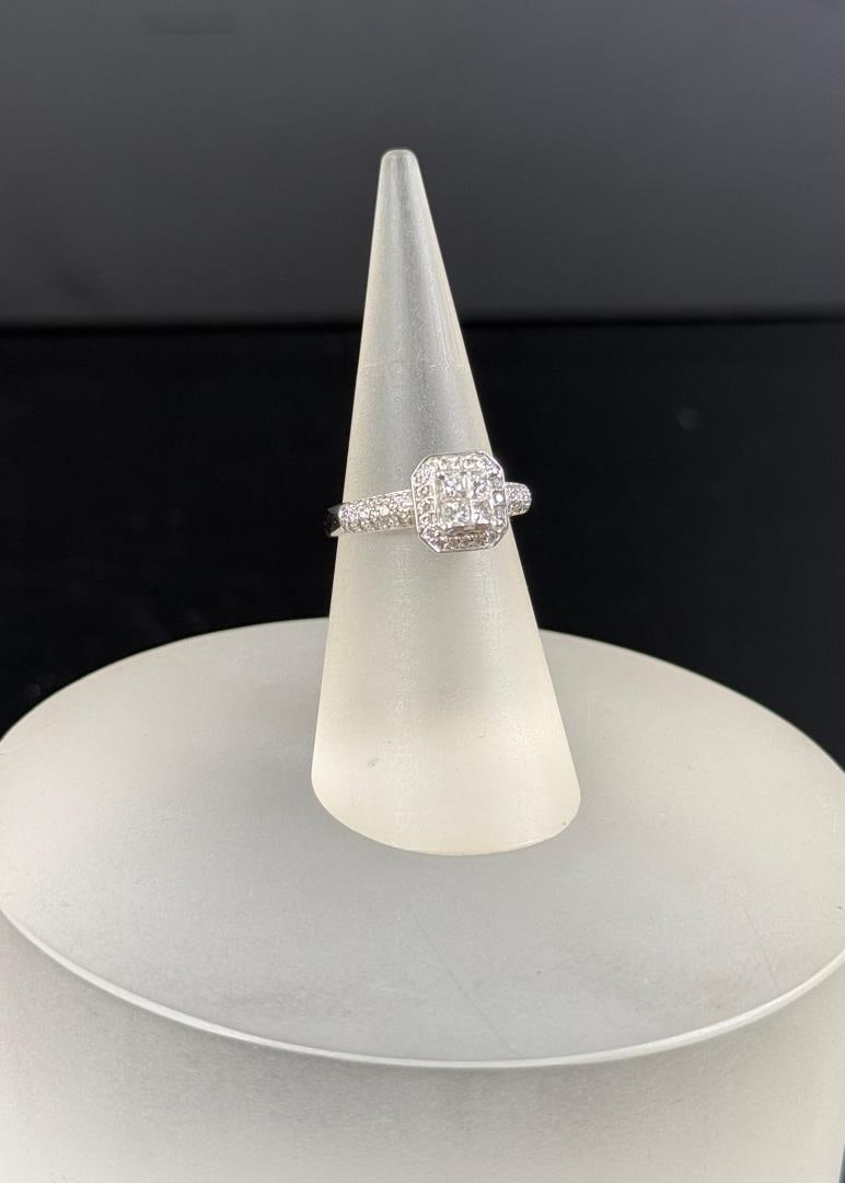 14K White Gold Diamond Ring: 5.03 grams. Size 7. Lot requires payment via non credit card only.