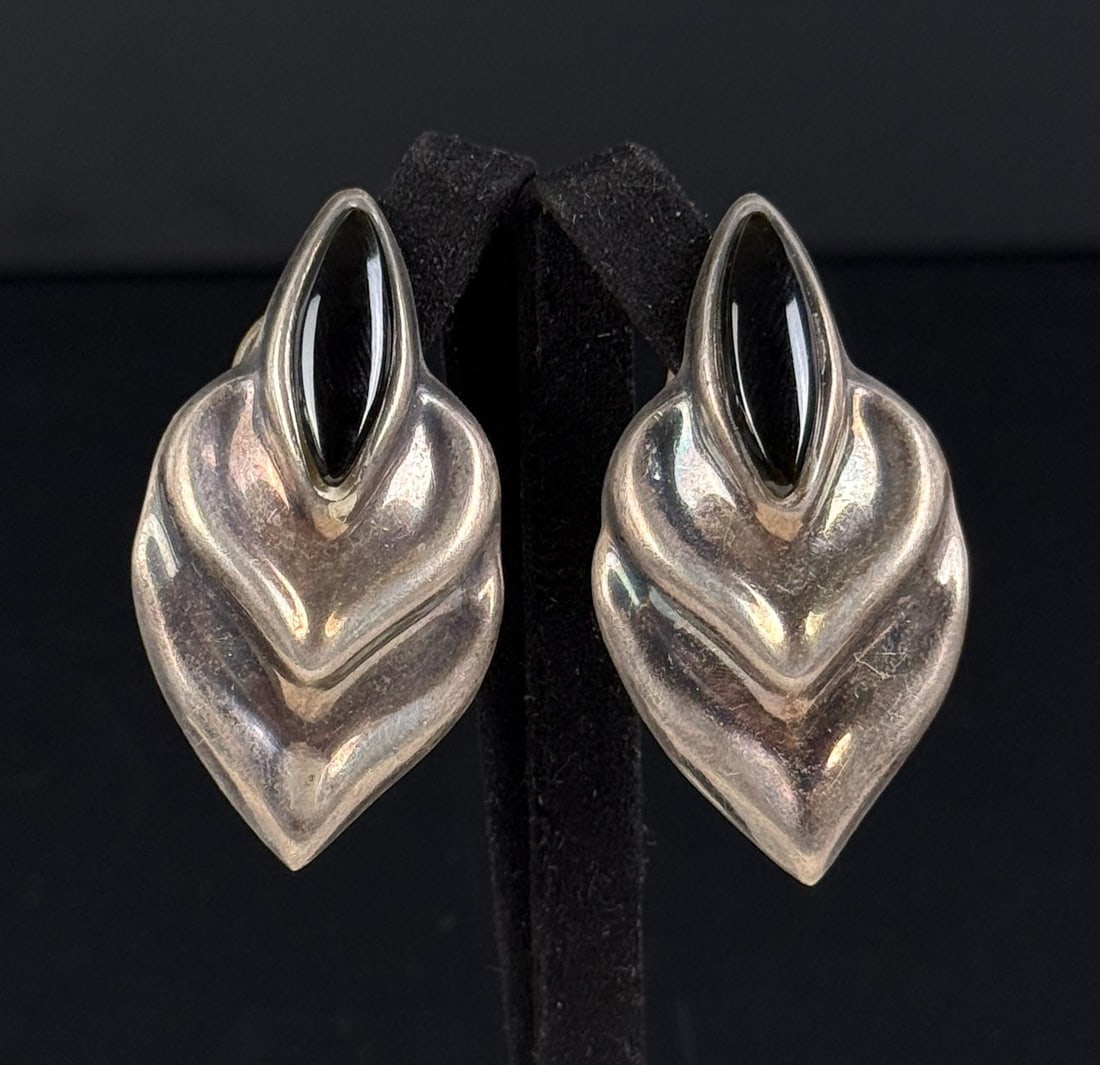 Taxco Mexico Sterling Silver Onyx Leaf Earrings: 15.53 grams. 1" by 1 1/2".