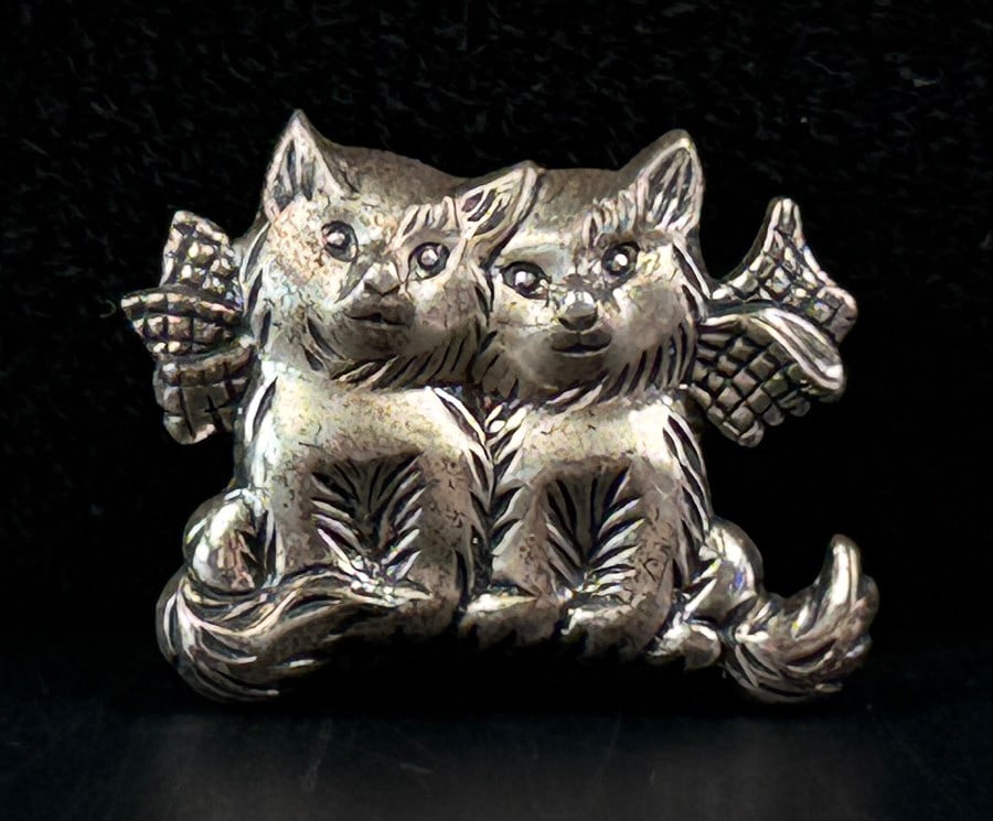 Sterling Silver Kittens Brooch: 3.35 grams. 3/4" by 1"
